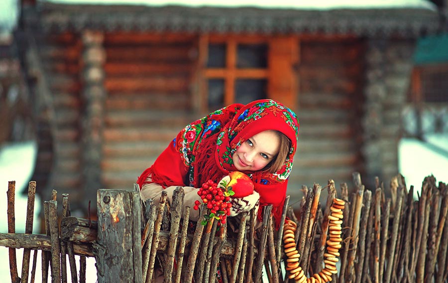 Sexy girl Women in Slavic costumes in Mira Bhayandar