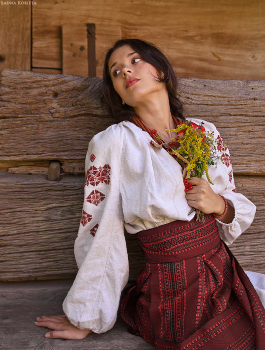 Girls in Slavic costumes in Mira Bhayandar