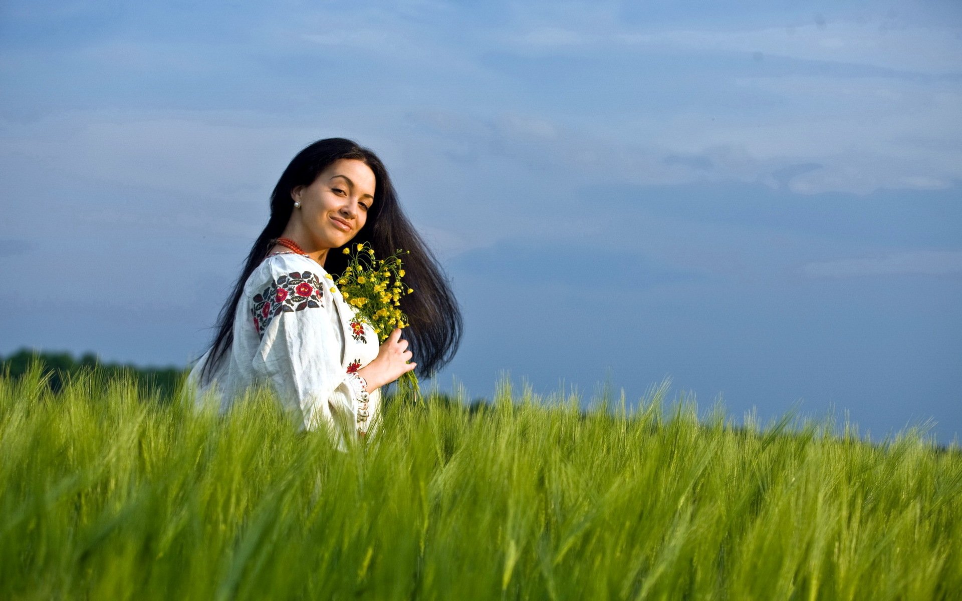 Girls in Slavic costumes in Mira Bhayandar