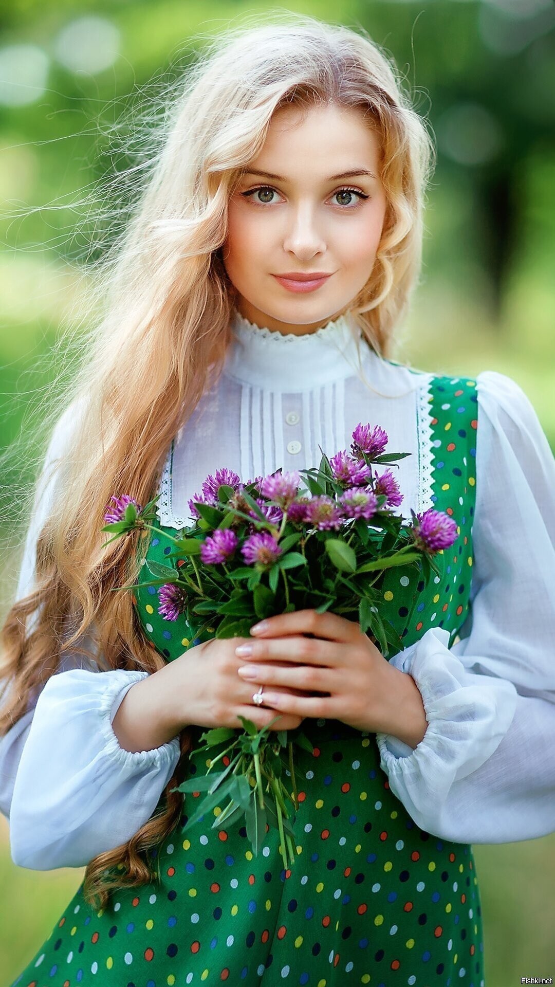 Girls in Slavic costumes in Mira Bhayandar
