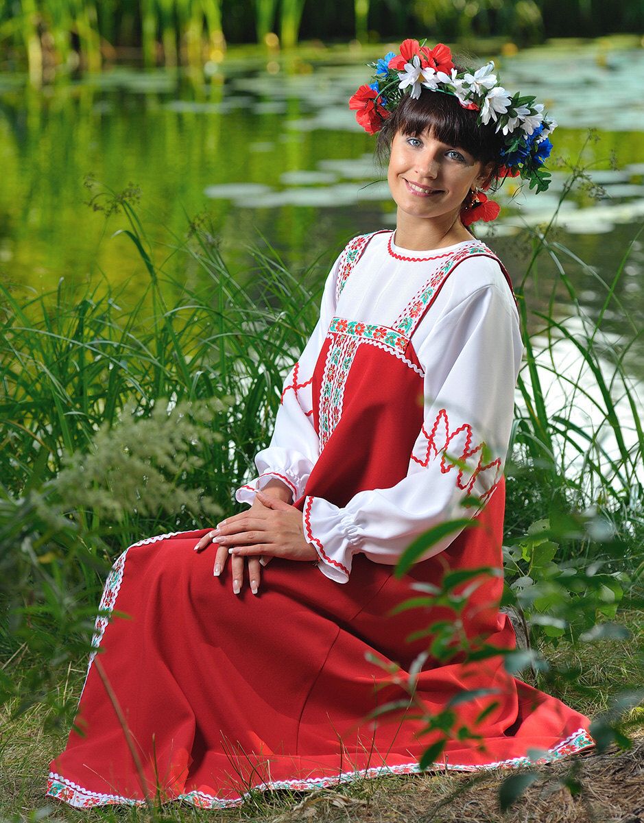 Beautiful girl Girls in Slavic costumes in Mira Bhayandar